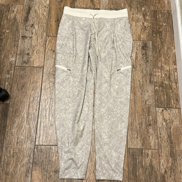 Athleta Venture Printed Pant Size 6 Casual Featherweight Stretch Viper Grey - Picture 2 of 7